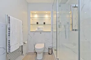 Doccia, asciugacapelli, asciugamani, sapone