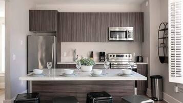 Refrigerador, microondas, horno, placa de cocina