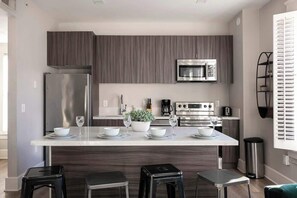 Frigorifero, microonde, forno, piano cottura