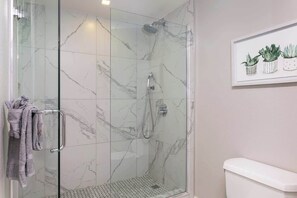 Een douche, een haardroger, handdoeken, shampoo