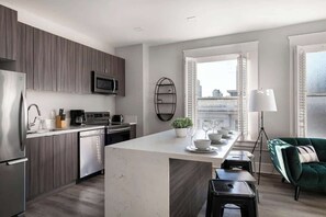 Køleskab, mikrobølgeovn, ovn, kogeplade