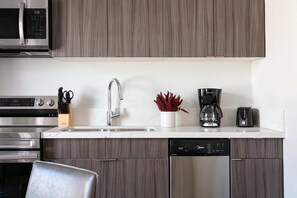 Frigorifero, microonde, forno, piano cottura