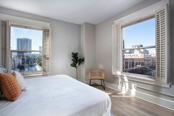 2 عدّة غرف نوم ومكواة/لوح كي وواي فاي وملاءات أسرّة