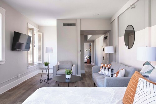 Modern Gaslamp Suite | Walk to Petco & Convention