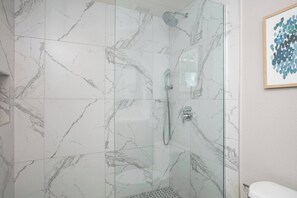 Dusche, Haartrockner, Handtücher, Shampoo