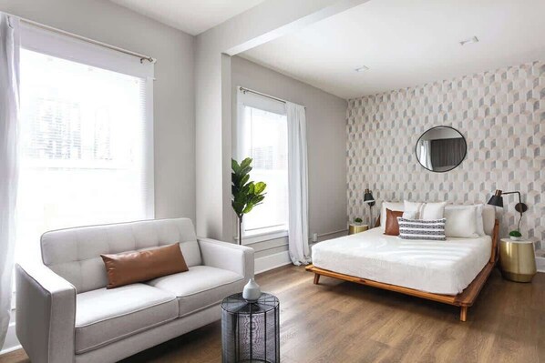 Tabla de planchar con plancha, wifi y ropa de cama 