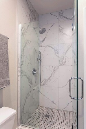 Regadera, secadora de cabello, toallas 