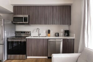 ثلاجة، ميكروويف، فرن، موقد طهي مسطح