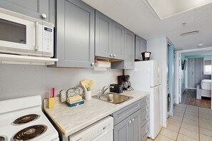 Réfrigérateur, four à micro-ondes, un four, surface de cuisson