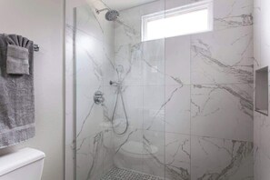 Douche, sèche-cheveux, serviettes fournies, shampoing