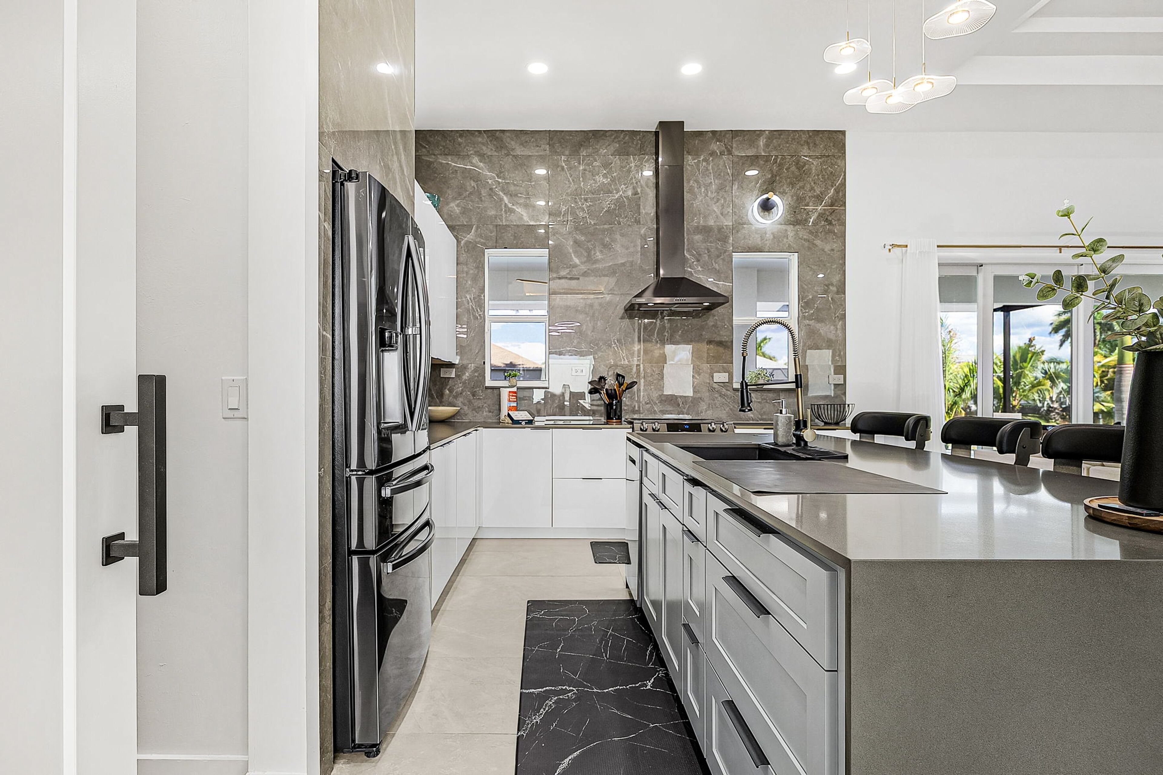 Kylskåp, mikrovågsugn, ugn och spishäll