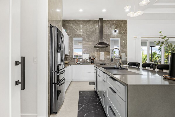 Réfrigérateur, four à micro-ondes, un four, surface de cuisson