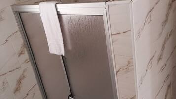 Perushuoneisto | Kylpyhuone | Ilmaiset hygieniatuotteet, hiustenkuivaaja, pyyhkeet, saippua