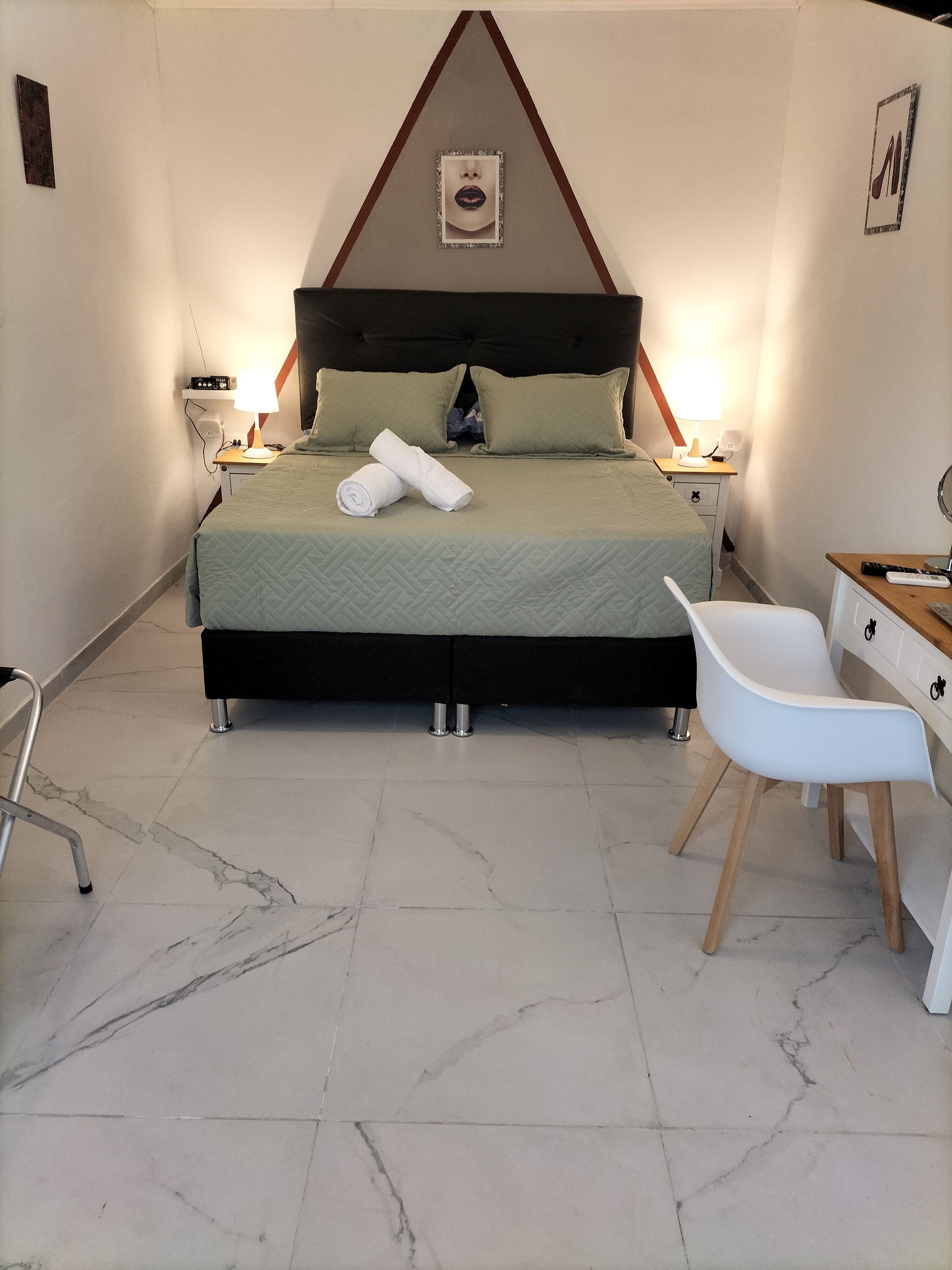 أغطية فراش متميزة وألحفة محشوة بالريش وأسرّة بطبقة علوية مريحة ومكتب