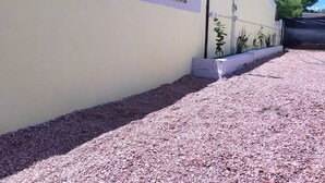 Ein Gebäude mit einem Schild, auf dem „TOSCANA APARTAMENTOS“ steht.