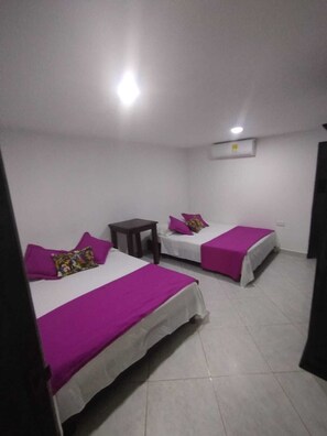 Quarto quádruplo luxo, sacada, vista para a praia | Wi-Fi de cortesia, roupa de cama