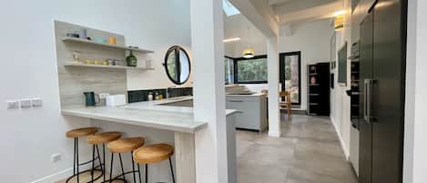 Kjøleskap, mikrobølgeovn, ovn og kokeplater