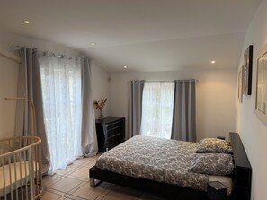 5 bedrooms, iron/ironing board, WiFi, bed sheets