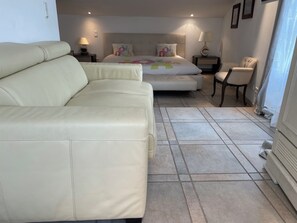 5 bedrooms, iron/ironing board, WiFi, bed sheets