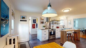 Réfrigérateur, four à micro-ondes, un four, surface de cuisson