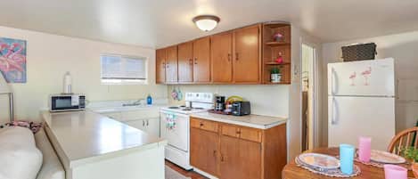 Kjøleskap, mikrobølgeovn, ovn og kokeplater