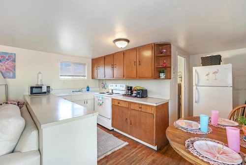 Flamingo Hideaway 1-Bed Suite Near Downtown