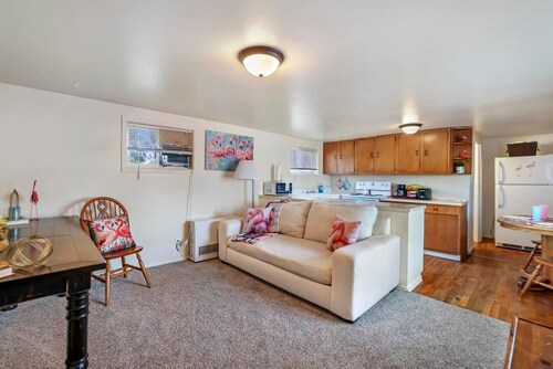 Flamingo Hideaway 1-Bed Suite Near Downtown