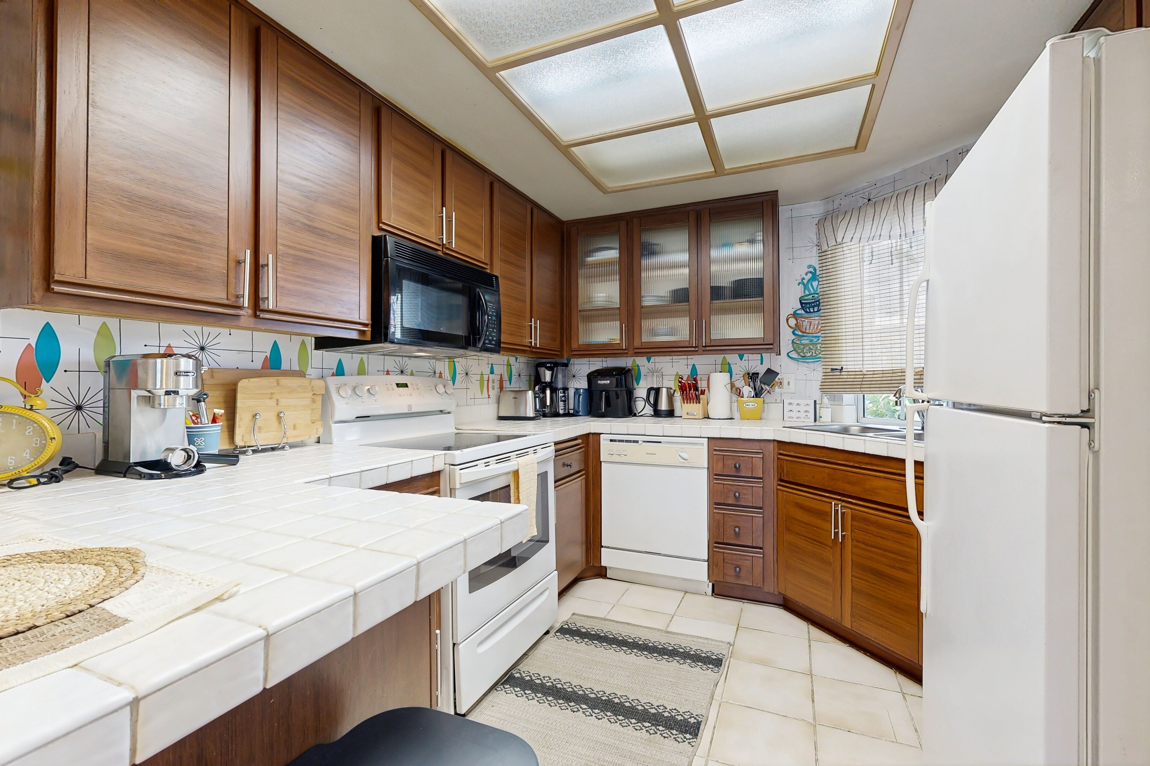 Kjøleskap, mikrobølgeovn, ovn og kokeplater