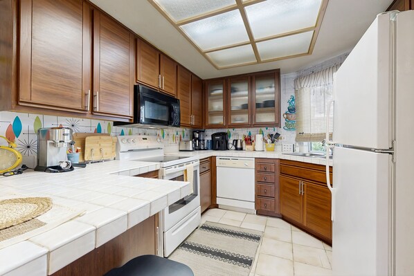 Réfrigérateur, four à micro-ondes, un four, surface de cuisson