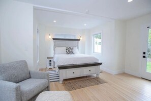 4 bedrooms, desk, WiFi, bed sheets