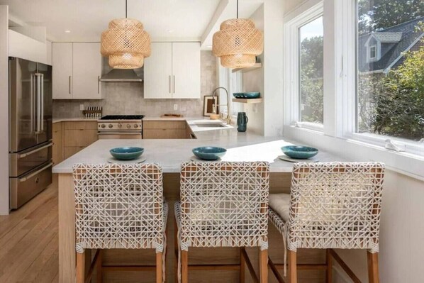 Microondas, horno, parrilla de estufa y lavavajillas 