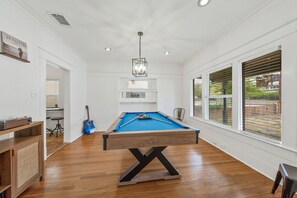 Game room - Historic Home 5 Min to Downtown! (San Antonio)