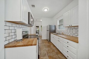 Private kitchen - Historic Home 5 Min to Downtown! (San Antonio)