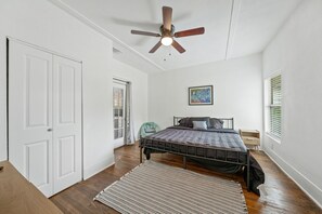 3 bedrooms, iron/ironing board, internet - Historic Home 5 Min to Downtown! (San Antonio)