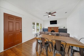 Dining - Historic Home 5 Min to Downtown! (San Antonio)