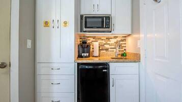 Refrigerador, microondas, cafetera y tetera y utensilios de cocina