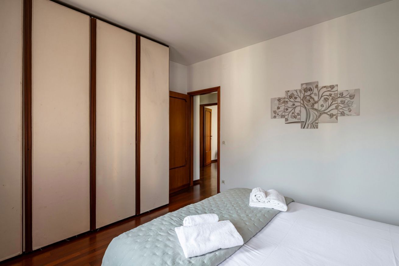 3 habitaciones y tabla de planchar con plancha 