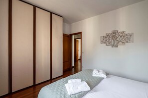 3 habitaciones y tabla de planchar con plancha 