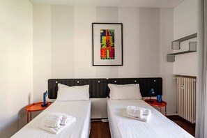 3 habitaciones y tabla de planchar con plancha 