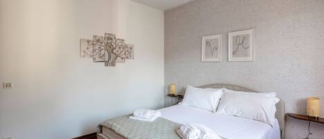 3 habitaciones y tabla de planchar con plancha