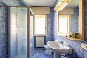 Regadera, bidet, toallas
