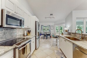 Réfrigérateur, four à micro-ondes, un four, surface de cuisson