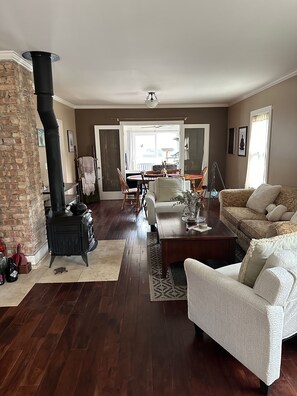 Smart-tv, boeken en een printer