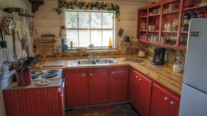 Réfrigérateur, un four, cafetiÚre-théiÚre, vaisselle et ustensiles