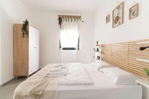 Tabla de planchar con plancha, wifi y ropa de cama