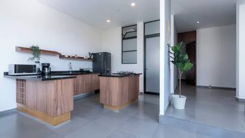 Frigorífico, microondas, placa de cocina y cafetera o tetera