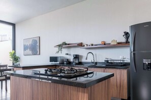Kühlschrank, Mikrowelle, Herdplatte, Wasserkocher mit Kaffee-/Teezubehör