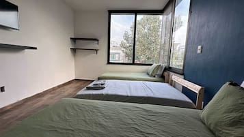 4 bedrooms, iron/ironing board, WiFi, bed sheets