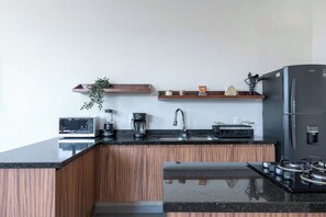 Frigorífico, microondas, placa de cocina y cafetera o tetera