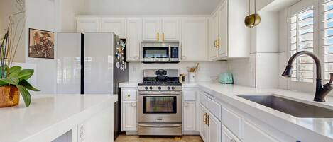 Refrigerador, microondas, horno, placa de cocina